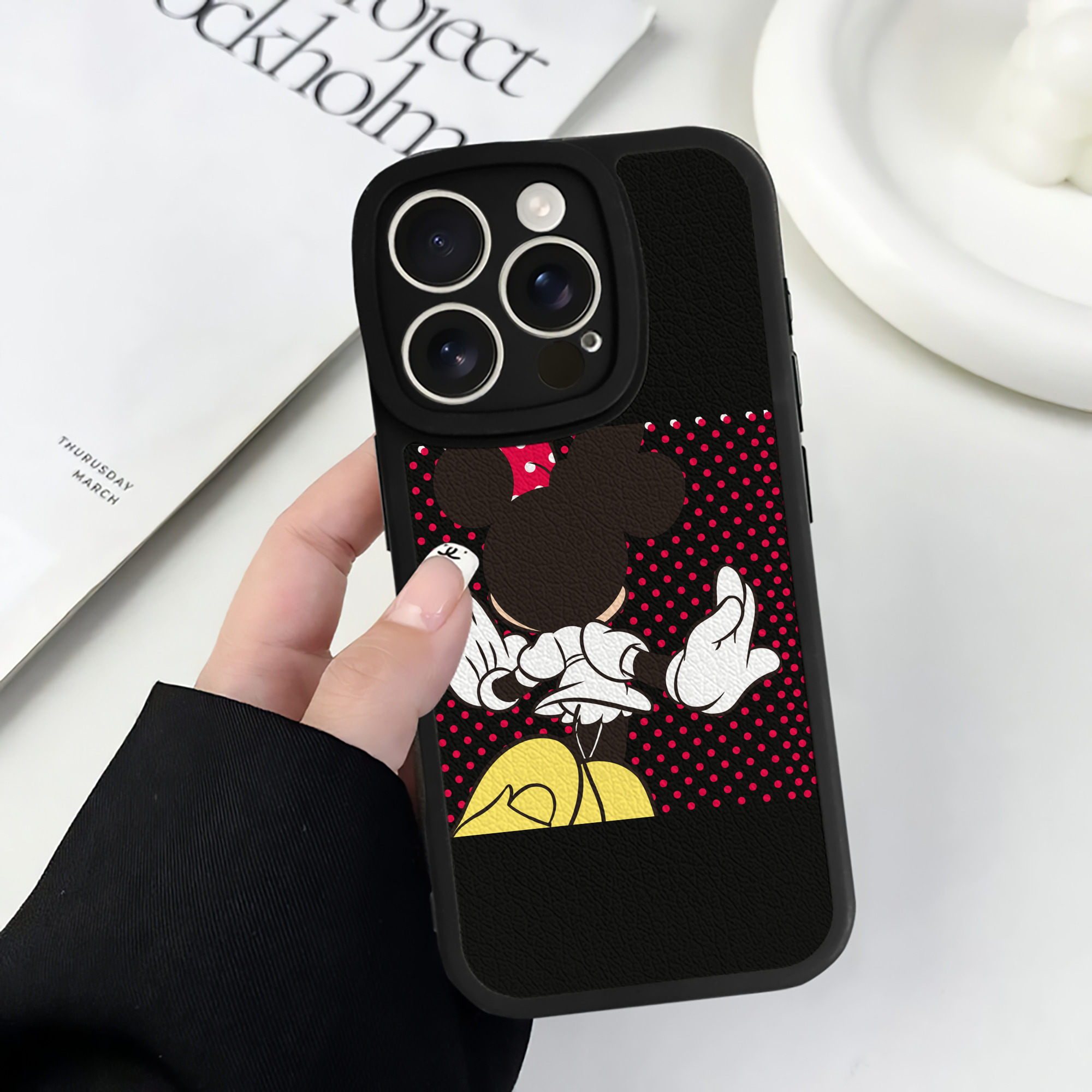 （画像用） ミッキーマウス Mickey Mouse 【iPhone 16シリーズ対応】シリコンスマホケース（レザー調） 材質：シリコン